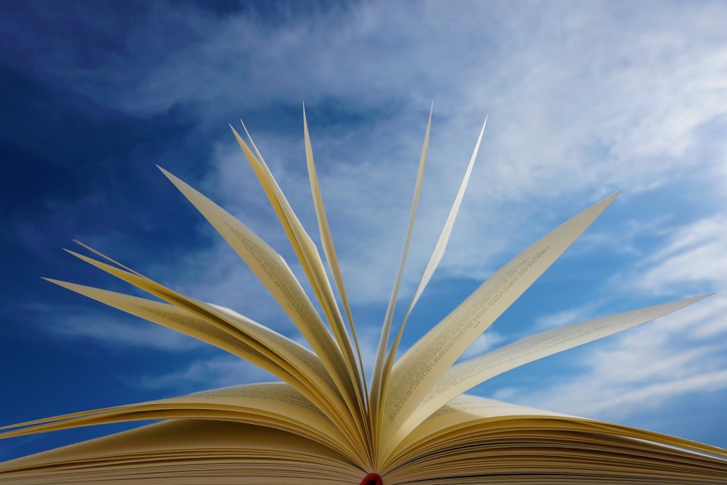 Un livre ouvert sur le ciel.